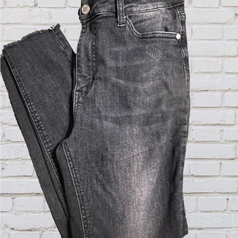 Judy blue jeans size 11/30 skinny fit 
Worn once 
Frayed bottoms 
Black/grayish